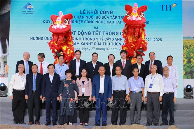 Trong  ảnh:  Phó Thủ tướng Thường trực Chính phủ Trương Hòa Bình, lãnh đạo Tập đoàn TH và tỉnh An Giang chụp ảnh chung tại lễ khởi công dự án. Ảnh: Thanh Sang- TTXVN