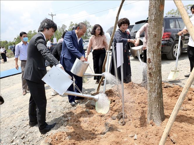 Trong ảnh: Phó Thủ tướng Thường trực Chính phủ Trương Hòa Bình tham gia Tết trồng cây tại Ô Tà Sóc, xã Lương Phi, huyện Tri Tôn. Ảnh: Thanh Sang- TTXVN