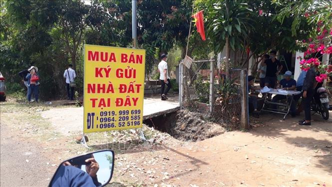 Trong ảnh: Nhiều người dân đến tụp tập đầu cơ, môi giới buôn bán đất. Ảnh: K GỬIH-TTXVN
