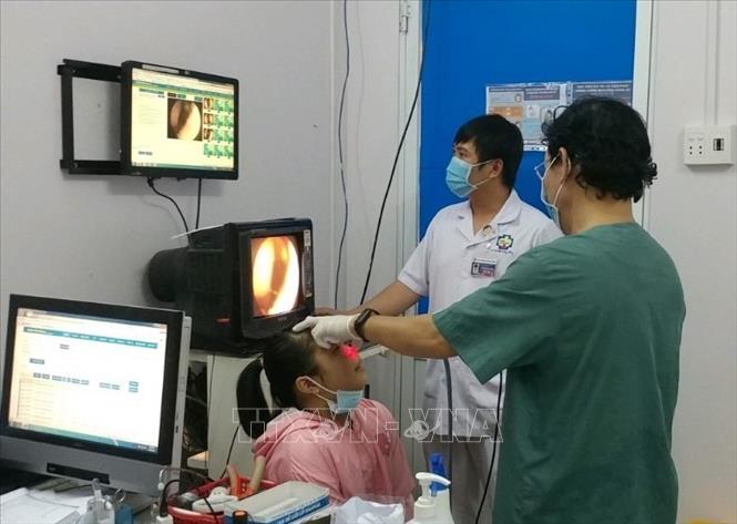 Một phòng khám đa khoa mời các bác sĩ từ Thành phố Hồ Chí Minh về, góp phần giảm áp lực lên bệnh viện tuyến trên. Ảnh: Đức Hạnh - TTXVN 