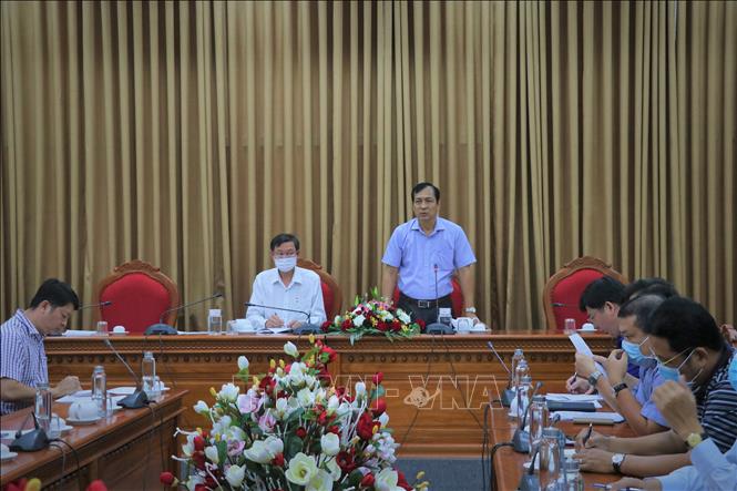 Trong ảnh: Phó Chủ tịch UBND tỉnh Cà Mau Trần Hồng Quân chỉ đạo triển khai các công tác phòng chống dịch trên địa bàn trong những ngày tới. Ảnh: Huỳnh Anh - TTXVN