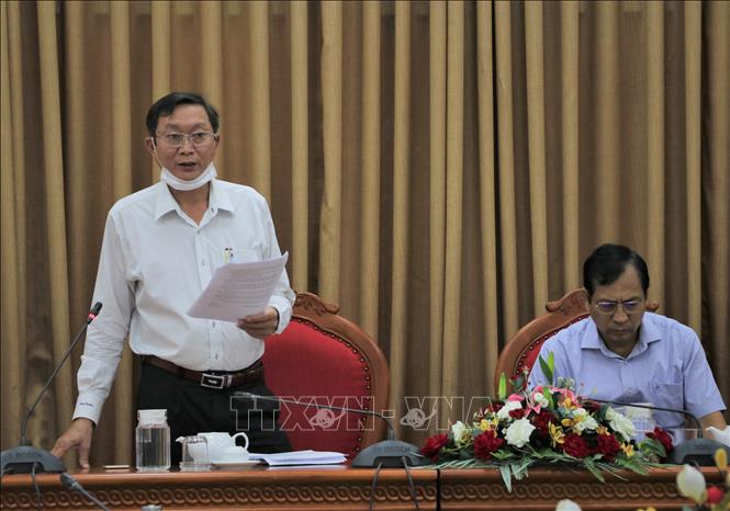 Trong ảnh: Ông Nguyễn Văn Dũng, Giám đốc Sở Y tế tỉnh Cà Mau (trái) thông tin về 1 trường hợp liên quan đến ca nghi dương tính với Covid-19 ở Bạc Liêu. Ảnh: Huỳnh Anh - TTXVN