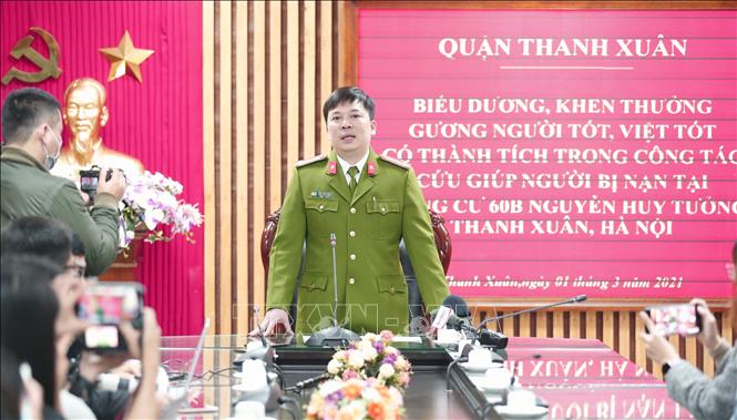 Trong ảnh: Thượng tá Đinh Tuấn Thành, Trưởng Công an quận Thanh Xuân cung cấp thông tin cho phóng viên các cơ quan báo chí. Ảnh: Doãn Tấn - TTXVN