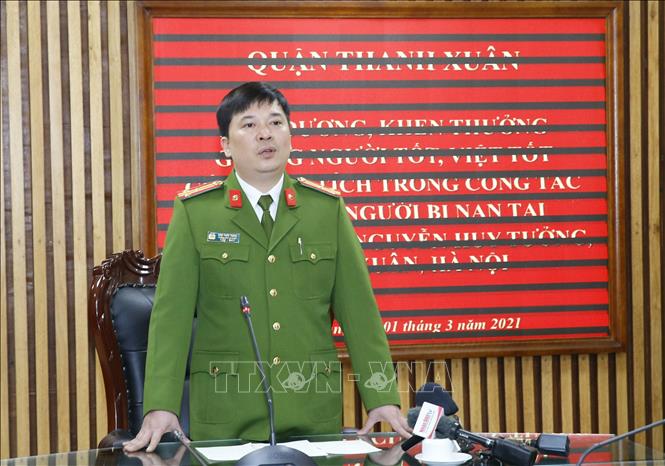 Trong ảnh: Thượng tá Đinh Tuấn Thành, Trưởng Công an quận Thanh Xuân cung cấp thông tin cho phóng viên các cơ quan báo chí. Ảnh: Doãn Tấn - TTXVN