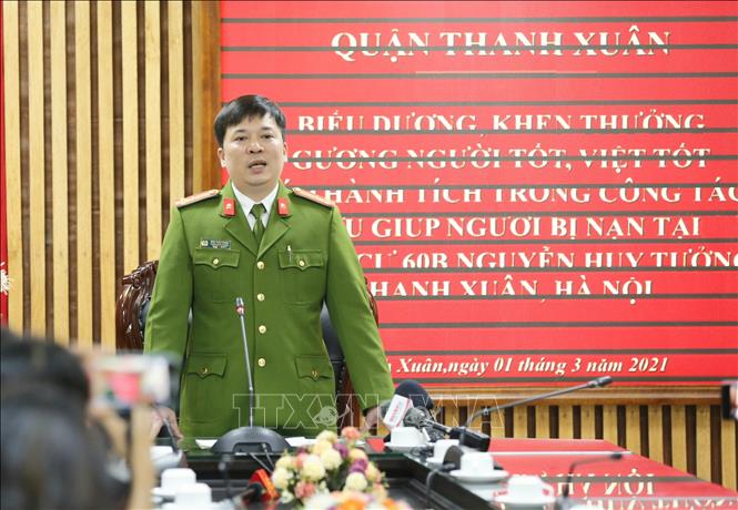 Trong ảnh: Thượng tá Đinh Tuấn Thành, Trưởng Công an quận Thanh Xuân cung cấp thông tin cho phóng viên các cơ quan báo chí. Ảnh: Doãn Tấn - TTXVN