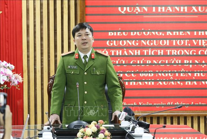 Trong ảnh: Thượng tá Đinh Tuấn Thành, Trưởng Công an quận Thanh Xuân cung cấp thông tin cho phóng viên các cơ quan báo chí. Ảnh: Doãn Tấn - TTXVN