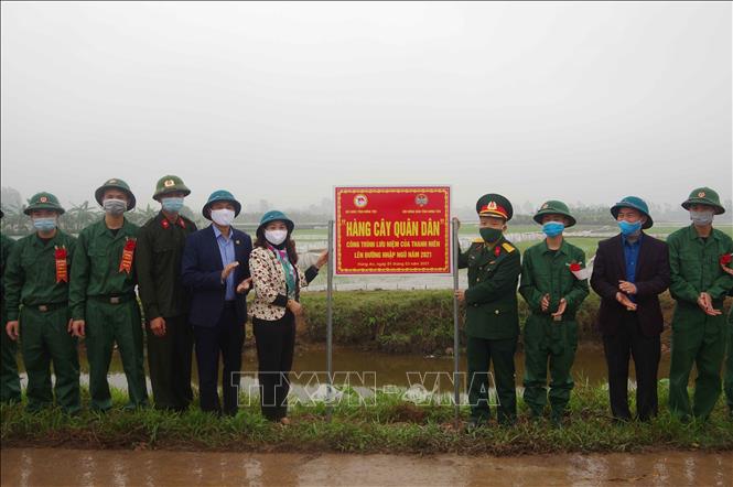 Trong ảnh: Lãnh đạo Bộ chỉ huy Quân sự tỉnh Hưng Yên, lãnh đạo Hội Nông dân tỉnh Hưng Yên cùng các tân binh chụp ảnh lưu niệm. Ảnh: Đinh Tuấn - TTXVN