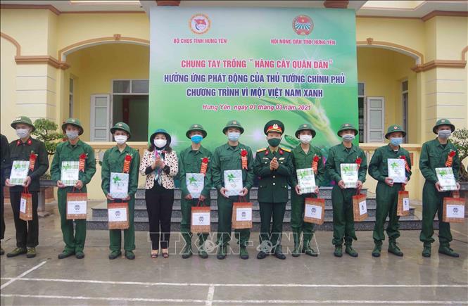 Trong ảnh: Lãnh đạo Bộ chỉ huy Quân sự tỉnh Hưng Yên, lãnh đạo Hội Nông dân tỉnh Hưng Yên tặng quà cho các tân binh chuẩn bị nhập ngũ. Ảnh: Đinh Tuấn - TTXVN