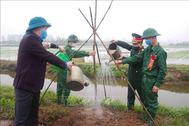 Trong ảnh: Lãnh đạo Bộ chỉ huy Quân sự tỉnh Hưng Yên, lãnh đạo Hội Nông dân tỉnh Hưng Yên cùng các tân binh trồng cây. Ảnh: Đinh Tuấn - TTXVN