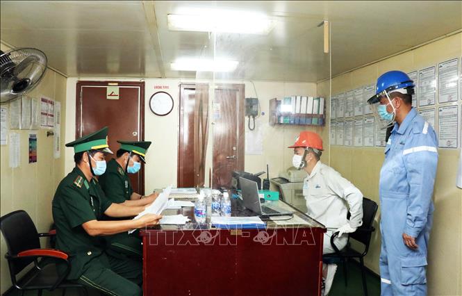 Trong ảnh: Bộ đội trạm biên phòng cửa khẩu Phú Mỹ (TP Hồ Chí Minh) kiểm tra hành chính các thuyền viên trên tàu hàng nhập cảnh. Ảnh: Xuân Khu-TTXVN
