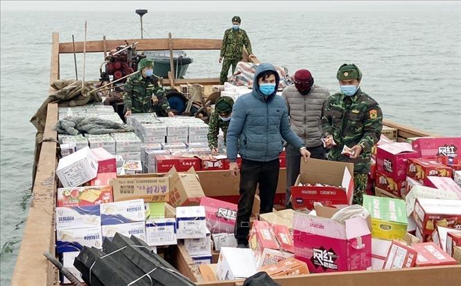 Trong ảnh: Bộ đội biên phòng tỉnh Quảng Ninh bắt giữ phương tiện vận chuyển số lượng lớn hàng hóa nhập lậu.  Ảnh: TTXVN phát