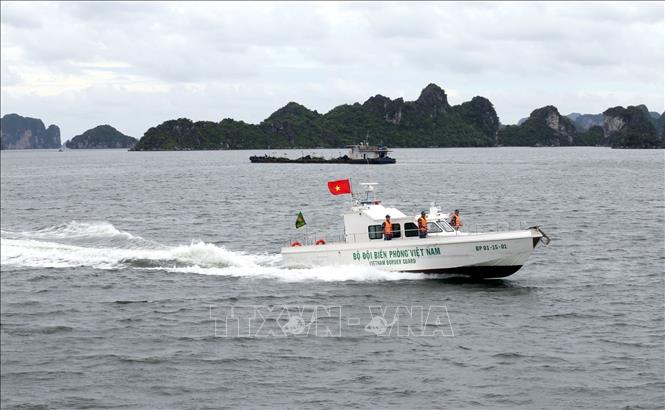 Trong ảnh: Đội tuần tra kiểm soát của Hải đội 2 Bộ đội biên phòng Quảng Ninh tuần tra trên biển. Ảnh: Anh Tuấn – TTXVN