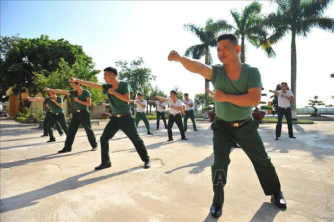 Trong ảnh: Chiến sĩ Đồn Biên phòng Kim Sơn (Ninh Bình) luyện tập võ thuật, rèn luyện sức khỏe sẵn sàng chiến đấu, hoàn thành tốt nhiệm vụ được giao. Ảnh: Minh Đức - TTXVN