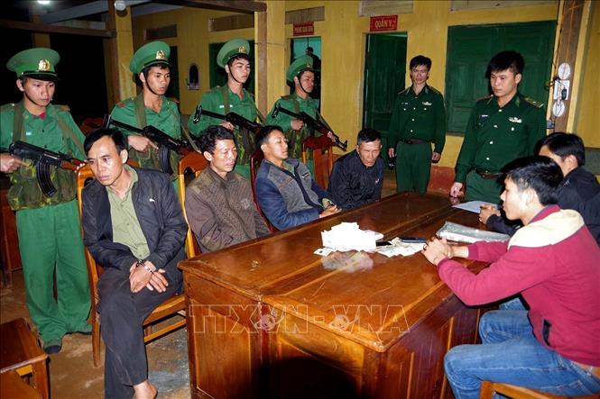 Trong ảnh: Bộ đội biên phòng tỉnh Đắk Nông triệt phá một vụ đánh bạc, bắt giữ các đối tượng tổ chức đánh bạc tại một địa điểm thuộc khu vực biên giới Việt Nam - Campuchia. Ảnh: Hưng Thịnh – TTXVN