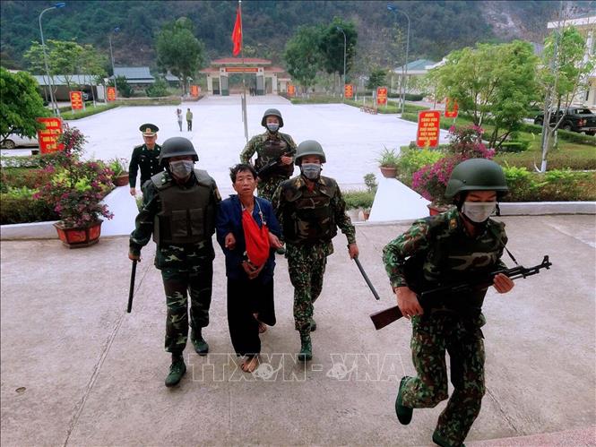 Trong ảnh: Đối tượng Vàng A Dơ bị Bộ đội Biên phòng tỉnh Thanh Hóa bắt giữ vì vận chuyển, tàng trữ ma túy. Ảnh: TTXVN phát