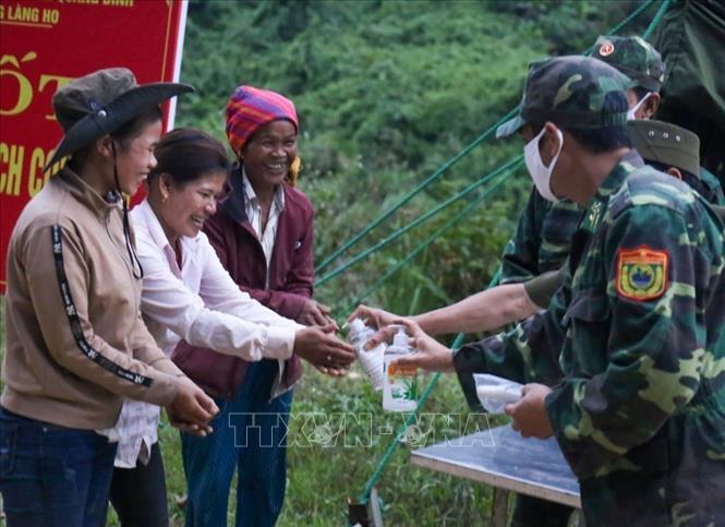 Trong ảnh: Bộ đội biên phòng tỉnh Quảng Bình cắm chốt, tuyên truyền và hướng dẫn người dân về phòng chống dịch COVID-19. Ảnh: Đức Thọ - TTXVN