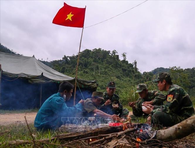 Trong ảnh: Bữa cơm vội tại chốt kiểm soát dịch COVID - 19 của Bộ đội biên phòng tỉnh Quảng Bình. Ảnh: Đức Thọ - TTXVN