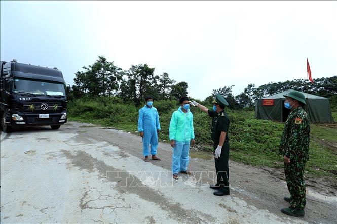 Trong ảnh: Bộ đội Biên phòng tỉnh Điện Biên tăng cường tuần tra, kiểm soát ngăn chặn xuất nhập cảnh trái phép và phòng ngừa dịch COVID-19. Ảnh: TTXVN