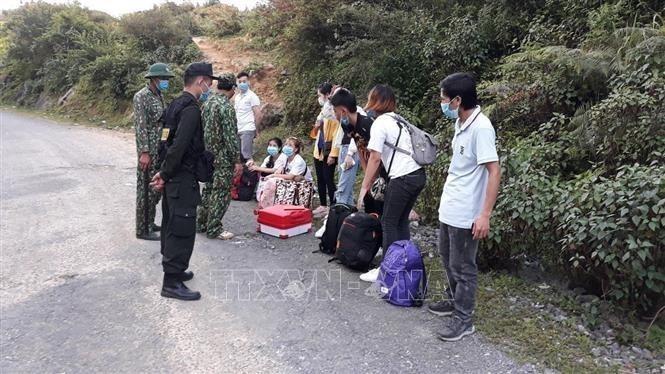 Trong ảnh: Lực lượng Biên phòng Xín Cái (Hà Giang) phát hiện tạm giữ nhóm người xuất cảnh trái phép. Ảnh: TTXVN