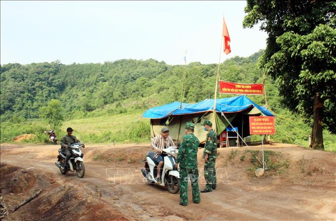 Trong ảnh: Cán bộ, chiến sĩ Đồn Biên phòng Tân Thanh (Lạng Sơn) kiểm soát người dân qua lại khu vực biên giới, nhằm ngăn chặn các đối tượng xuất nhập cảnh trái phép. Ảnh: TTXVN