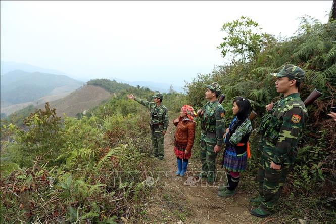 Trong ảnh: Bộ đội biên phòng Điện Biên tăng cường phối hợp với dân quân tuần tra, canh gác khu vực biên giới. Ảnh: Phan Tuấn Anh - TTXVN