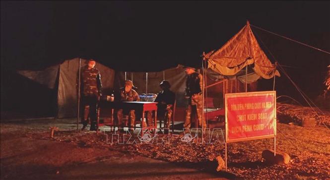 Trong ảnh: Các cán bộ, chiến sỹ Đồn Biên phòng Cửa khẩu quốc tế Na Mèo (Thanh Hóa) đang trực chốt ban đêm, thực hiện nhiệm vụ phòng dịch bệnh COVID - 19. Ảnh: Nguyễn Nam-TTXVN