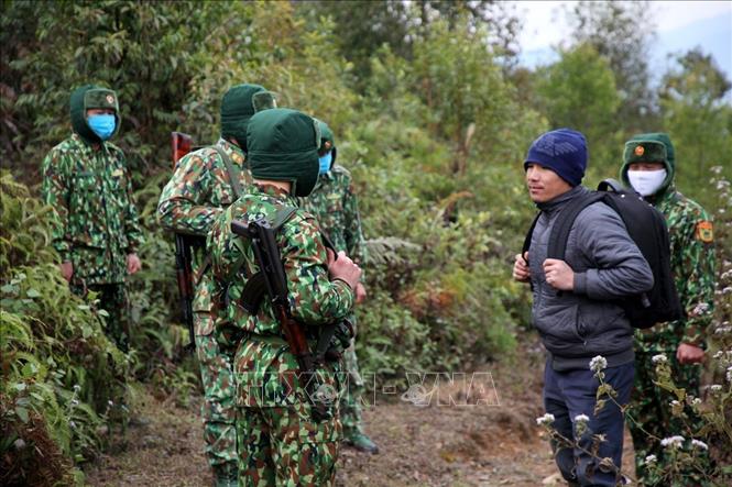 Trong ảnh: Bộ đội Biên phòng Đồn Huổi Luông (tỉnh Lai Châu) phát hiện, ngăn chặn người nhập cảnh trái phép. Ảnh: TTXVN phát
