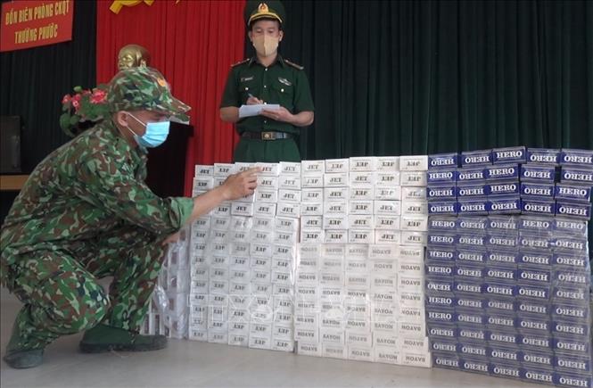 Trong ảnh: Đồn Biên phòng cửa khẩu quốc tế Thường Phước (huyện Hồng Ngự, tỉnh Đồng Tháp) phát hiện, thu giữ 2.650 gói thuốc lá ngoại vận chuyển trái phép. Ảnh: TTXVN phát