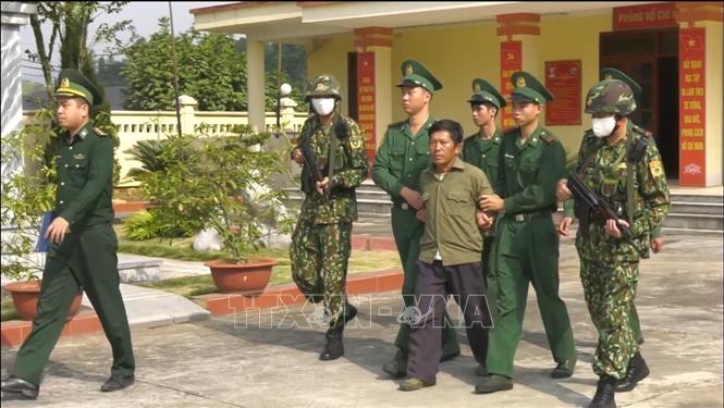 Trong ảnh: Lực lượng phòng, chống tội phạm ma túy Bộ đội Biên phòng tỉnh Lào Cai bắt giữ hai đối tượng mua bán 6000 viên ma túy tổng hợp. Ảnh TTXVN phát