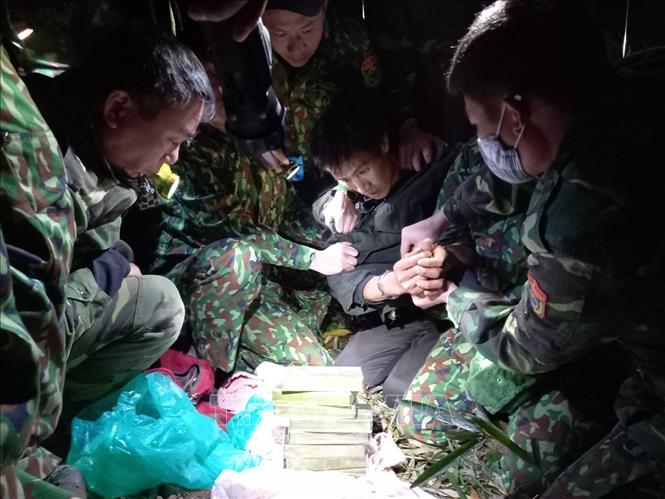 Trong ảnh: Lực lượng Biên phòng Nghệ An phối hợp với các lực lượng chức năng phát hiện và bắt giữ một số tượng vận chuyển 8 bánh heroin từ bên kia biên giới về Việt Nam. Ảnh: TTXVN phát