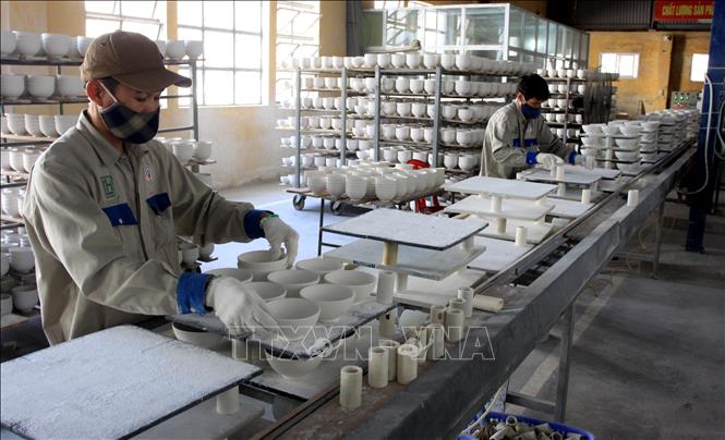 Photo: Products made by the Long Hau Ceramic and Porcelain JSC in the northern province of Thai Binh are exported to the Republic of Korea, Myanmar, Brazil and Italy. VNA Photo: Thế Duyệt