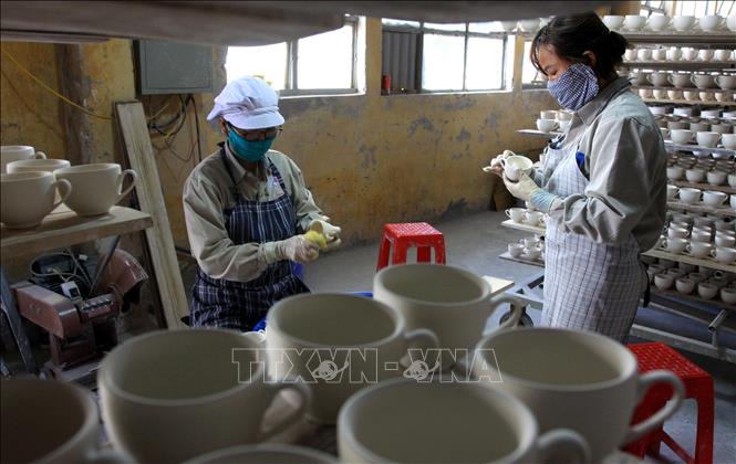 Photo: Products made by the Long Hau Ceramic and Porcelain JSC in the northern province of Thai Binh are exported to the Republic of Korea, Myanmar, Brazil and Italy. VNA Photo: Thế Duyệt