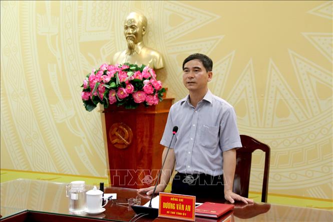 Trong ảnh: Bí thư Tỉnh ủy Bình Thuận Dương Văn An làm việc với đơn vị liên quan về phương án xây dựng kè phòng chống lũ lụt sông Cà Ty. Ảnh: Nguyễn Thanh - TTXVN