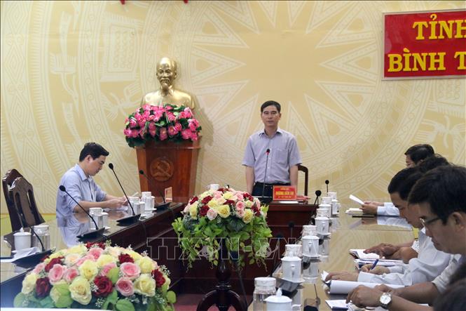 Trong ảnh: Bí thư Tỉnh ủy Bình Thuận Dương Văn An làm việc với đơn vị liên quan về phương án xây dựng kè phòng chống lũ lụt sông Cà Ty. Ảnh: Nguyễn Thanh - TTXVN
