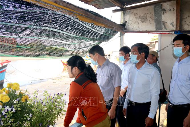 Trong ảnh: Lãnh đạo tỉnh Bình Thuận khảo sát vị trí dự kiến xây dựng kè phòng chống lũ lụt sông Cà Ty. Ảnh: Nguyễn Thanh - TTXVN