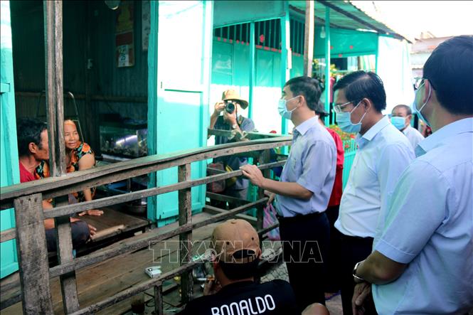 Trong ảnh: Lãnh đạo tỉnh Bình Thuận trao đổi với những hộ dân sinh sống tại vị trí dự kiến xây dựng Kè phòng chống lũ lụt trên sông Cà Ty. Ảnh: Nguyễn Thanh - TTXVN