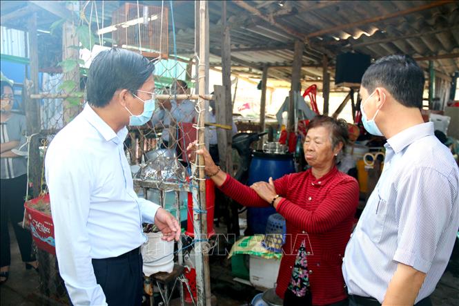 Trong ảnh: Lãnh đạo tỉnh Bình Thuận trao đổi với những hộ dân sinh sống tại vị trí dự kiến xây dựng Kè phòng chống lũ lụt trên sông Cà Ty. Ảnh: Nguyễn Thanh - TTXVN