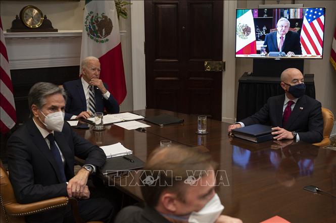 Trong ảnh: Tổng thống Mỹ Joe Biden (thứ 2, trái) tại cuộc hội đàm trực tuyến với người đồng cấp Mexico Andres Manuel Lopez Obrador (ảnh trên màn hình) ở Washington, DC, ngày 1/3/2021. Ảnh: AFP/TTXVN