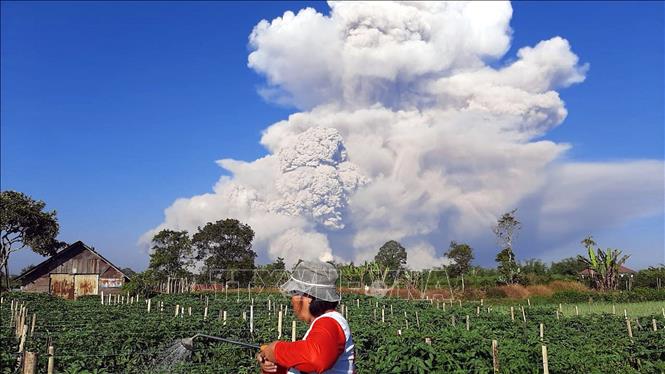Trong ảnh: Núi lửa Sinabung tại tỉnh North Sumatra, Indonesia phun tro bụi ngày 2/3/2021. Ảnh: AFP/TTXVN