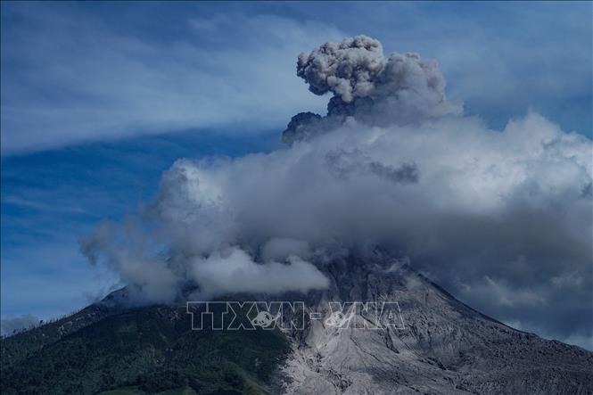 Trong ảnh: Tro bụi phun lên từ miệng núi lửa Sinabung ở Karo, Bắc Sumatra, Indonesia, ngày 25/2/2021. Ảnh: THX/TTXVN
