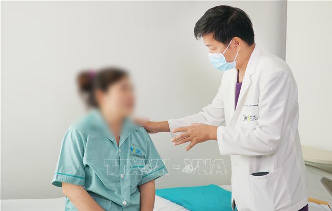 Trong ảnh: Bác sỹ Nguyễn Phan Tú Dung, Giám đốc Bệnh viện thẩm mỹ JW, khám và tư vấn cho bệnh nhân sau phẫu thuật. Ảnh: TTXVN phát                               
