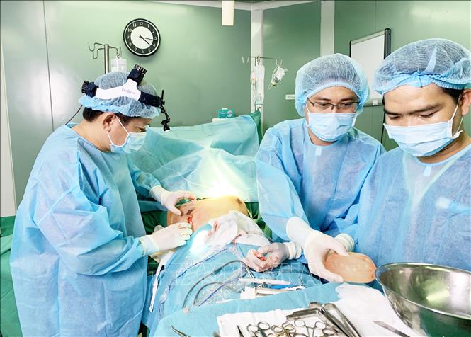 Trong ảnh: Ê-kíp phẫu thuật Bệnh viện thẩm mỹ JW thực hiện phẫu thuật lấy dị vật 