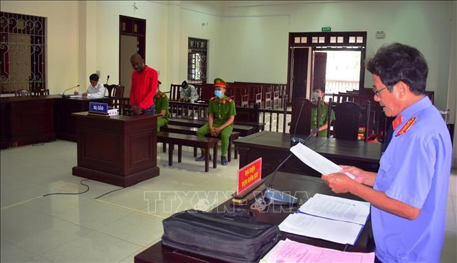 Đại diện Viện Kiểm sát nhân dân tỉnh Tây Ninh đọc bản luận tội bị cáo Ekwegbalu James Nzube. Ảnh: Thanh Tân-TTXVN