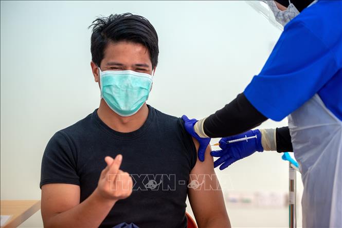 Trong ảnh: Một nhân viên y tế được tiêm vaccine ngừa COVID-19 tại Kuala Lumpur, Malaysia ngày 3/3/2021. Ảnh: THX/TTXVN