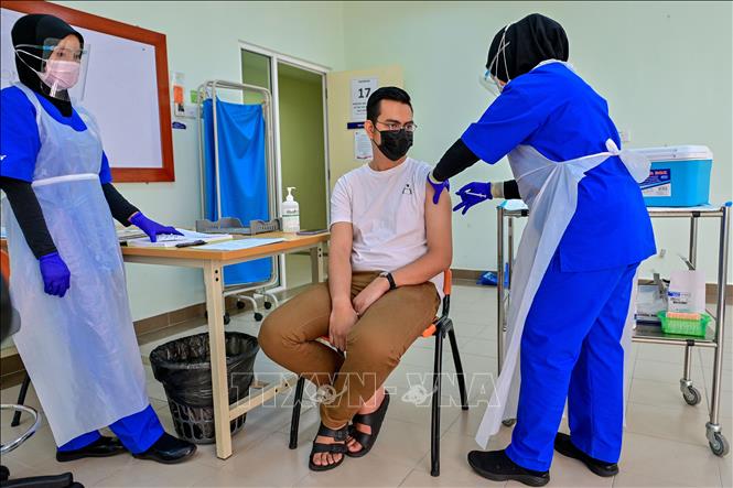 Trong ảnh: Một nhân viên y tế được tiêm vaccine ngừa COVID-19 tại Kuala Lumpur, Malaysia ngày 3/3/2021. Ảnh: THX/TTXVN