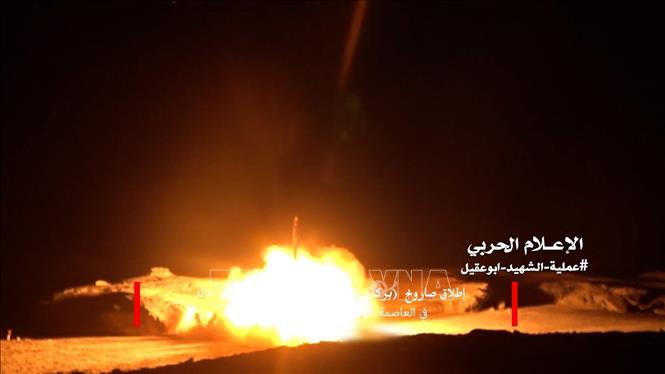 Trong ảnh (tư liệu): Một vụ phóng tên lửa do phiến quân Houthi tiến hành tại thủ đô Sanaa, Yemen. Ảnh: AFP/TTXVN