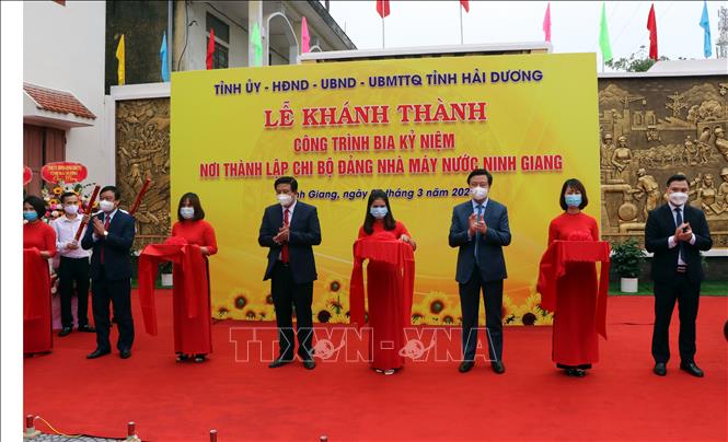 Trong ảnh: Cắt băng khánh thành Bia kỷ niệm nơi thành lập Chi bộ Đảng Nhà máy nước Ninh Giang. Ảnh: Mạnh Tú - TTXVN