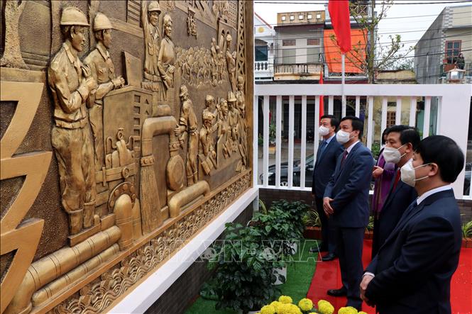 Trong ảnh: Các đồng chí lãnh đạo tỉnh Hải Dương, huyện Ninh Giang và Công ty Cổ phần Kinh doanh nước sạch Hải Dương thăm Công trình Bia kỷ niệm nơi thành lập Chi bộ Đảng Nhà máy nước Ninh Giang. Ảnh: Mạnh Tú - TTXVN