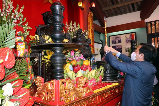 Trong ảnh: Ủy viên Trung ương Đảng, Bí thư Tỉnh ủy Hải Dương Phạm Xuân Thăng dâng hương tưởng niệm đồng chí Lê Thanh Nghị. Ảnh: Mạnh Tú - TTXVN