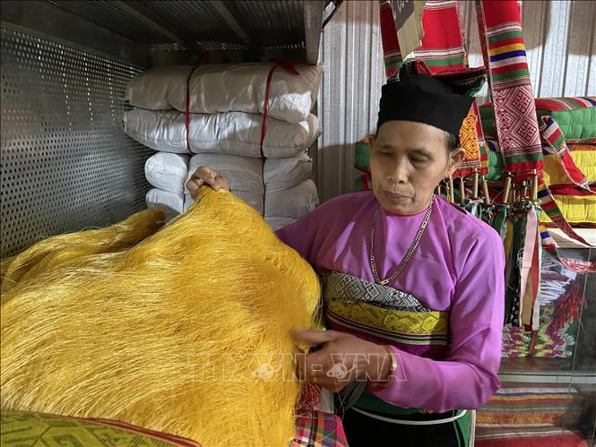 Trong ảnh: Nguyên liệu chính làm nên các sản phẩm thổ cẩm tại cơ sở Bảo Hằng là tơ tằm. Ảnh: Khiếu Tư -TTXVN
